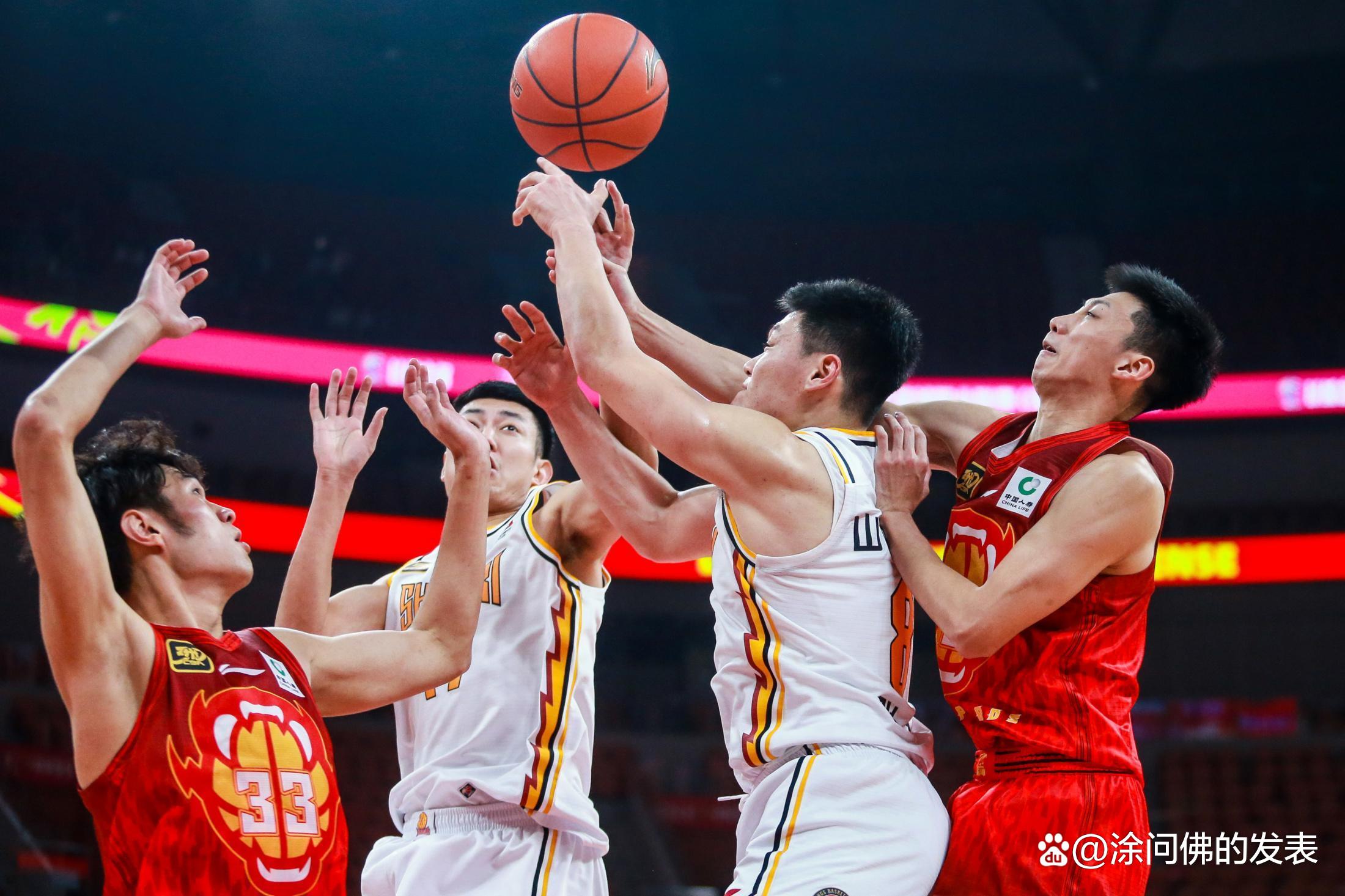 法甲清晨再迎强敌，广东宏远篮板制胜，主帅态度：压力陡增，阵容厚度经受考验(米切尔极限撤步三分迎射防守)